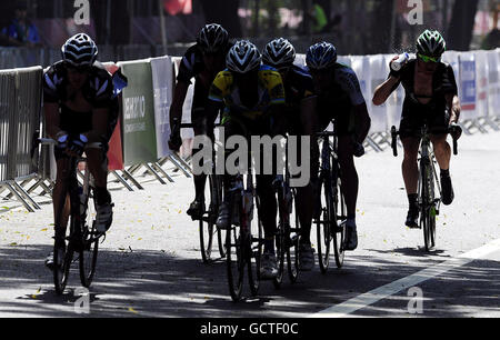 Sport - Jeux du Commonwealth 2010 - septième jour - Delhi.Les coureurs se rafraîchissent pendant la course sur route masculine de 168 km pendant le septième jour des Jeux du Commonwealth 2010 à New Dehli, en Inde. Banque D'Images