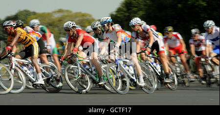 Sport - Jeux du Commonwealth 2010 - septième jour - Delhi.Les cyclistes longent Rajpath lors de la course sur route du septième jour des Jeux du Commonwealth de 2010 à New Dehli, en Inde. Banque D'Images