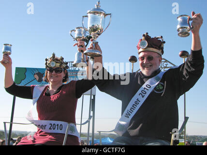 Les champions du monde du Conker Ray Kellock 64, de Rushden, Northants et Wendy Bradford, 45, de Brixworth, Northants avec leurs trophées après les Championnats du monde du Conker 2010 à New Lodge Fields, Oundle, Northamptonshire. Banque D'Images