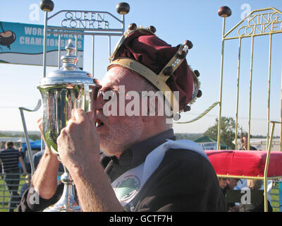 Le champion du monde du Conker Ray Kellock 64, de Rushden, Northants avec son trophée après les Championnats du monde du Conker 2010 à New Lodge Fields, Oundle, Northamptonshire. Banque D'Images