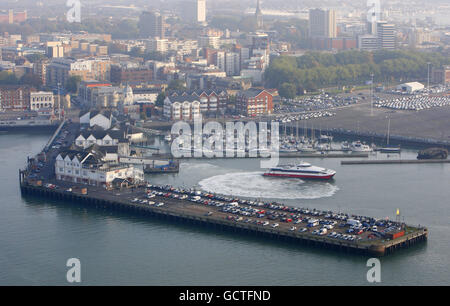 Une vue aérienne générale de Town Quay à Southampton tandis qu'un service de ferry à grande vitesse Red-Jet Wightlink part pour Cowes, île de Wight. Banque D'Images