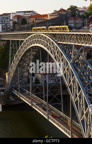 Passage à niveau train métro Dom Luis I (ou Luiz I) pont au-dessus du fleuve Douro, dans la ville de Porto. Le Portugal. Banque D'Images