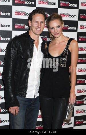 Brendan Cole et sa femme Zoe Hobbs assistent au lancement de la « salle Virgin Red » avec Sam Branson aux Roof Gardens de Kensington, Londres. Banque D'Images