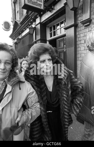 Télévision - ITV - Coronation Street - Granada Studios, Manchester.L'actrice Pat Phoenix sur la rue Coronation se fixe après son apparition finale en tant qu'Elsie Tanner. Banque D'Images