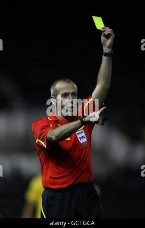 Football - International friendly - Ukraine v Brésil - Pride Park Stadium.L'arbitre Martin Atkinson montre une carte jaune Banque D'Images