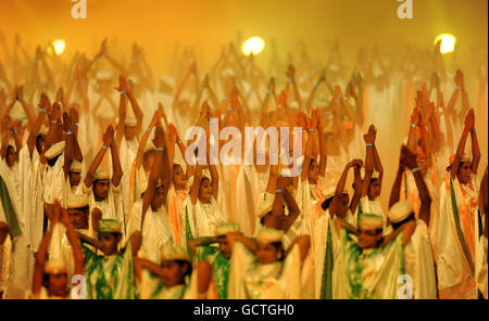 Les interprètes lors de la cérémonie de clôture des Jeux du Commonwealth de 2010 au stade Jawaharlal Nehru à New Delhi, en Inde. Banque D'Images