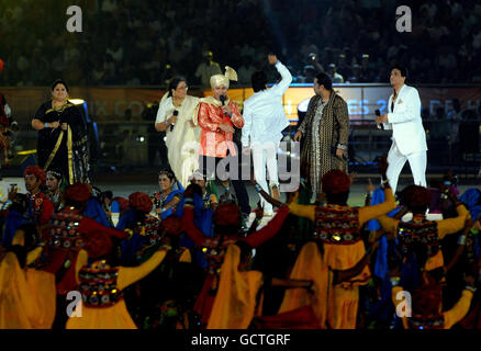 Sport - Jeux du Commonwealth 2010 - 11 jours - Delhi.Les chanteurs indiens se produisent lors de la cérémonie de clôture des Jeux du Commonwealth de 2010 au stade Jawaharlal Nehru à New Delhi, en Inde. Banque D'Images