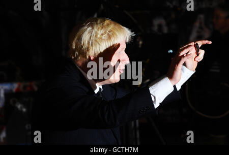 CORRECTION DE LÉGENDE CHANGEMENT DE LIEU DE VUE CINÉMA À ODEON LEICESTER SQUARE. Le maire de Londres Boris Johnson arrive au gala d'une année de plus à l'Odeon Leicester Square à Londres, dans le cadre du 54e BFI London film Festival. Banque D'Images