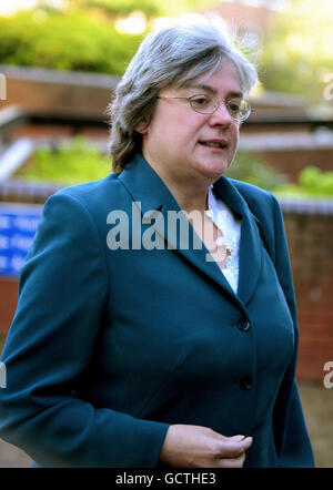 Mary Bale, 45 ans, arrive au tribunal de juridiction judiciaire de Coventry, où elle paraîtra accusée de causer des souffrances inutiles à un chat qui a été déversé dans une poubelle à roulettes. Banque D'Images