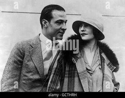 Rudolph Valentino et son épouse, Natacha Rambova, une star de cinéma silencieuse et emblématique du cinéma, sont nées en Russie. Banque D'Images