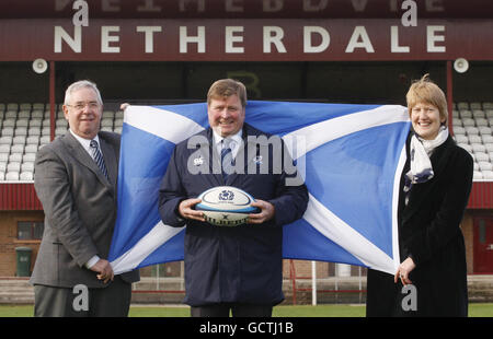 John Davidson (au centre), membre du Scottish Rugby Council, accompagné des conseillers Graham Garvie (à gauche) et Vicky Davidson (à droite), fait la promotion du prochain trio de matches de rugby de Scotland A lors d'une séance photo au stade Netherdale, Galashiels. Banque D'Images