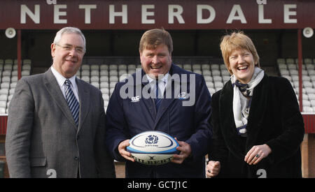 John Davidson (au centre), membre du Scottish Rugby Council, accompagné des conseillers Graham Garvie (à gauche) et Vicky Davidson (à droite), fait la promotion du prochain trio de matches de rugby de Scotland A lors d'une séance photo au stade Netherdale, Galashiels. Banque D'Images