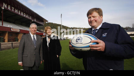 John Davidson (à gauche), membre du Scottish Rugby Council, accompagné des conseillers Graham Garvie (à droite) et Vicky Davidson (au centre), fait la promotion du prochain trio de matches de rugby de Scotland A lors d'une séance photo au stade Netherdale, Galashiels. Banque D'Images