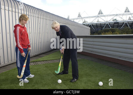 L'Angleterre internationale Ashley Jackson avec le maire de Londres Boris Johnson à l'ombre du stade olympique lors du lancement de la coupe du monde 2014 à l'île Forman's Fish . Banque D'Images