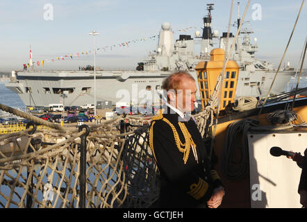 Le deuxième seigneur de la mer et commandant en chef du Commandement de la Maison navale, le Vice-amiral Charles Montgomery, devant le HMS Ark Roay, à l'occasion du 205e anniversaire de la bataille de Trafalgar. Au chantier naval de Portsmouth. Banque D'Images