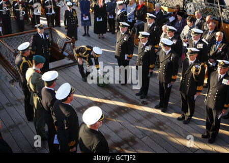 Le second seigneur de la mer et commandant en chef du commandement de la base navale, le vice-amiral Charles Montgomery dépose une couronne à l'endroit où l'amiral Lord Nelson est tombé à bord de son navire amiral, le HMS Victory, à l'occasion du 205e anniversaire de la bataille de Trafalgar. Au chantier naval de Portsmouth. Banque D'Images