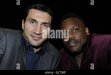 Boxe - Wladimir Klitschko / Dereck Chisora - Conférence de presse - Landmark Hotel.Wladimir Klitschko et Dereck Chisora (à droite) après la conférence de presse au Landmark Hotel, Londres. Banque D'Images