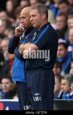 Kenny McDowall, entraîneur de la première équipe des Rangers (à gauche), avec leur gestionnaire adjoint Ally McCoist (à droite) sur la ligne de contact Banque D'Images