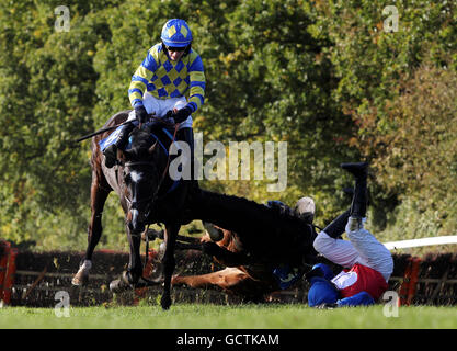 Phoenix Eye, monté par Leighton Aspell, prend des mesures d'évitement tandis que Halling Gal et Paul Moloney est un faller dans l'hippodrome de Ludlow soutient la course de bien-être handicap à l'hippodrome de Ludlow, Ludlow. Banque D'Images