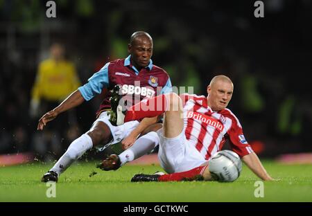 Football - Carling Cup - quatrième tour - West Ham United v Stoke City - Upton Park.Luis Boa Morte de West Ham United (à gauche) et Andy Wilkinson (à droite) de Stoke City se battent pour le ballon Banque D'Images