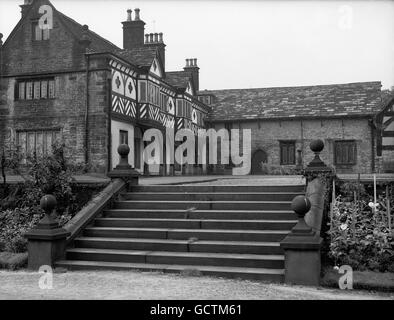 Historique Smithills Hall à Bolton, dans le Lancashire. La partie la plus ancienne de la maison est la Grande salle, qui a été construite à la fin du XIVe siècle. C'était la scène de l'examen de George Marsh, le martyr protestant, qui a été brûlé sur le pieu de Chester en 1555, et depuis longtemps la maison a été un lieu de pèlerinage. Banque D'Images