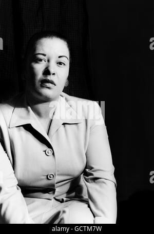 Billie Holiday. Portrait de Billie Holiday (Eleanora Fagan : 1915-1959), le musicien de jazz américain et l'auteur-compositeur, surnommé 'Lady Day'. Photo par Carl Van Vechten, mars 1949. Banque D'Images