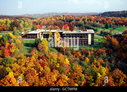 Vue aérienne de l'automne feuillage & McKeever Lodge ; Pipestem Resort State Park, West Virginia, USA Banque D'Images
