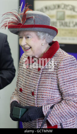 La Reine Elizabeth II de Grande-Bretagne montre le processus de fabrication de cristal de sel alors qu'elle visite la compagnie de cristal de sel de Maldon, dans l'Essex. Banque D'Images