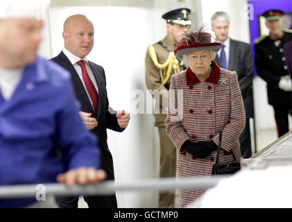 La Reine Elizabeth II de Grande-Bretagne montre le processus de fabrication de cristal de sel alors qu'elle visite la compagnie de cristal de sel de Maldon, dans l'Essex. Banque D'Images