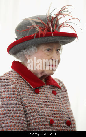 La Reine Elizabeth II de Grande-Bretagne montre le processus de fabrication de cristal de sel alors qu'elle visite la compagnie de cristal de sel de Maldon, dans l'Essex. Banque D'Images