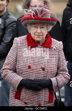 La Reine Elizabeth II de Grande-Bretagne montre le processus de fabrication de cristal de sel alors qu'elle visite la compagnie de cristal de sel de Maldon, dans l'Essex. Banque D'Images