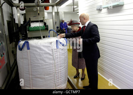 La Reine Elizabeth II de Grande-Bretagne montre le processus de fabrication de cristal de sel alors qu'elle visite la compagnie de cristal de sel de Maldon, dans l'Essex. Banque D'Images