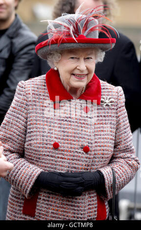 La reine Elizabeth II de Grande-Bretagne visite la Maldon Salt Crystal Company à Maldon, dans l'Essex. Banque D'Images