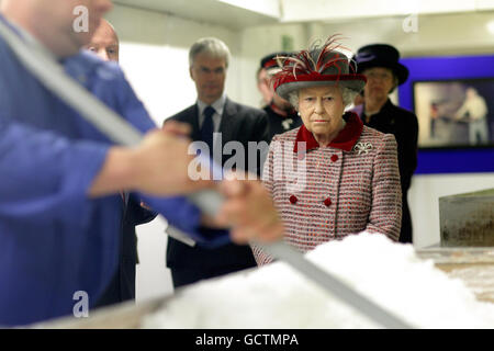 La Reine Elizabeth II de Grande-Bretagne montre le processus de fabrication de cristal de sel alors qu'elle visite la compagnie de cristal de sel de Maldon, dans l'Essex. Banque D'Images