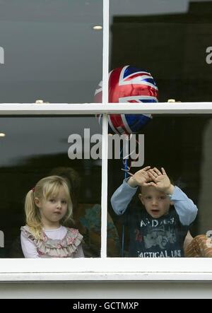 La foule se rassemble pour voir la reine Elizabeth II lors d'une promenade à Maldon High Street dans l'Essex. Banque D'Images