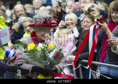 La reine Elizabeth II lors d'une promenade à Maldon High Street dans l'Essex. Banque D'Images