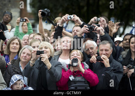 La foule se rassemble pour voir la reine Elizabeth II lors d'une promenade à Maldon High Street dans l'Essex. Banque D'Images