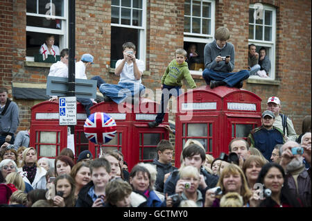 La foule se rassemble pour voir la reine Elizabeth II lors d'une promenade à Maldon High Street dans l'Essex. Banque D'Images