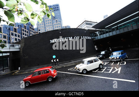 Trois mini-coopers originaux des années 60, utilisés par Paramount Pictures pour promouvoir le film de 1969 The Italian Job, qui sera en spectacle au Musée de Londres d'aujourd'hui jusqu'en novembre 14. Banque D'Images