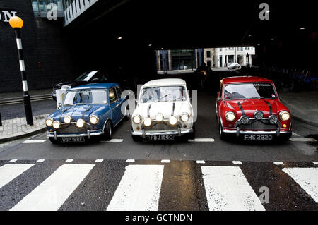 Trois mini-coopers originaux des années 60, utilisés par Paramount Pictures pour promouvoir le film de 1969 The Italian Job, qui sera en spectacle au Musée de Londres d'aujourd'hui jusqu'en novembre 14. Banque D'Images