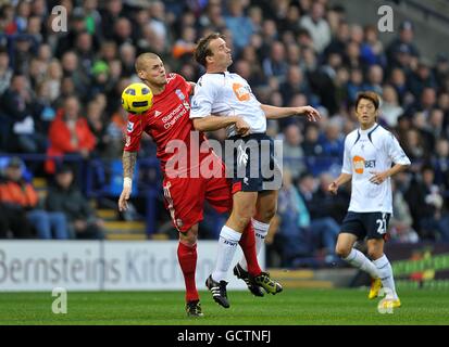 Football - Barclays Premier League - Bolton Wanderers / Liverpool - Reebok Stadium.Kevin Davies (à droite) de Bolton Wanderers et Martin Skrtel (à gauche) de Liverpool sont en action Banque D'Images