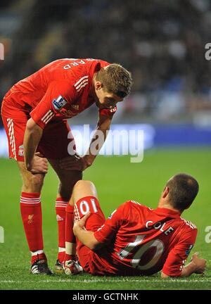 Football - Barclays Premier League - Bolton Wanderers / Liverpool - Reebok Stadium.Le capitaine de Liverpool Steven Gerrard (à gauche) parle à son coéquipier Joe Cole qui est blessé au sol Banque D'Images