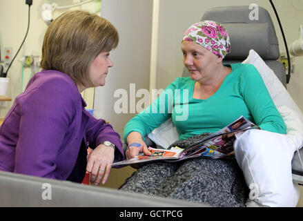 nicola Sturgeon, secrétaire à la Santé, s'entretient avec le patient Sharon Taylor lors d'une visite du centre de cancérologie Beatson West of Scotland à Glasgow. Banque D'Images