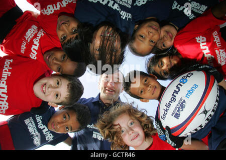 Steve Borthwick, le capitaine de Saracens et la star du rugby d'Angleterre, lance MBNA Tackling Numbers, une campagne en partenariat avec Premiership Rugby qui enseigne les mathématiques de base à des milliers d'écoliers d'Angleterre, à la Roe Green Junior School de Wembley, Londres. Banque D'Images