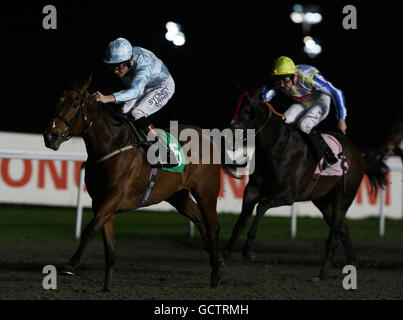 Courses hippiques - Hippodrome de Kempton Park.Le Jockey Richard Hughes à bord de Queen of Cash remporte une remise de 40 % sur la pépinière Betfair SP à l'hippodrome de Kempton Park. Banque D'Images