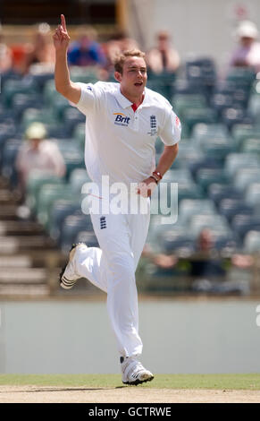 Stuart Broad, en Angleterre, célèbre le rejet de Liam Davis, en Australie occidentale, lors du match du WACA, à Perth. Banque D'Images