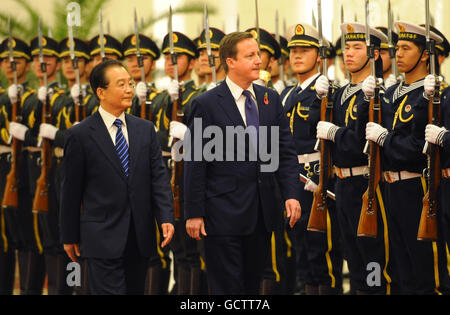 Le Premier ministre David Cameron inspecte une garde d'honneur avec le Premier ministre chinois Wen Jiabao au Grand Hall du peuple de Pékin, le premier d'un voyage de deux jours en Chine. Banque D'Images