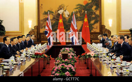 Le Premier ministre David Cameron (à droite) rencontre le Premier ministre chinois Wen Jiabao (à gauche) au Grand Hall du peuple de Pékin, le premier d’un voyage de deux jours en Chine. Banque D'Images