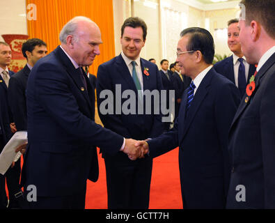 Le secrétaire d'entreprise Vince Cable (à gauche) se met en contact avec le Premier ministre chinois Wen Jiabao en tant que chancelier George Osborne (au centre) et Premier ministre David Cameron au Grand Hall of the People de Pékin, le premier d'un voyage de deux jours en Chine. Banque D'Images