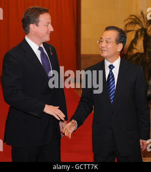 Le Premier ministre David Cameron (à gauche) rencontre le Premier ministre chinois Wen Jiabao (à droite) au Grand Hall du peuple de Pékin, le premier d’un voyage de deux jours en Chine. Banque D'Images
